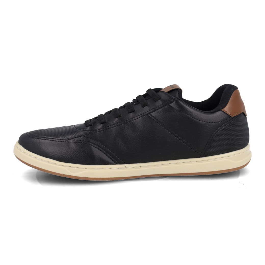 Tênis casual masculino preto em couro legítimo vista lateral para ajuste